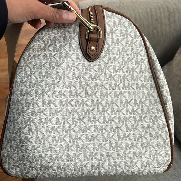 Michael kors duffle bag Euc - Picture 5 of 7